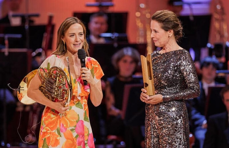 Hornistin Sarah Willis (l.) und Moderatorin Désirée Nosbusch bei der Verleihung des Opus Klassik 2026 im Konzerthaus am Gendarmenmarkt in Berlin.