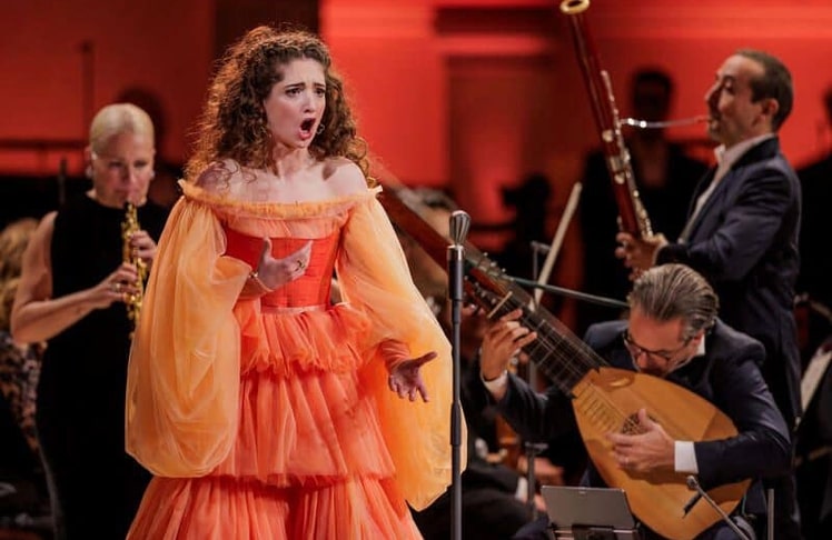 Shira Patchornik, ausgezeichnet als Nachwuchskünstlerin des Jahres, bei ihrem Auftritt auf der Bühne des Opus Klassik 2026 in Berlin. 