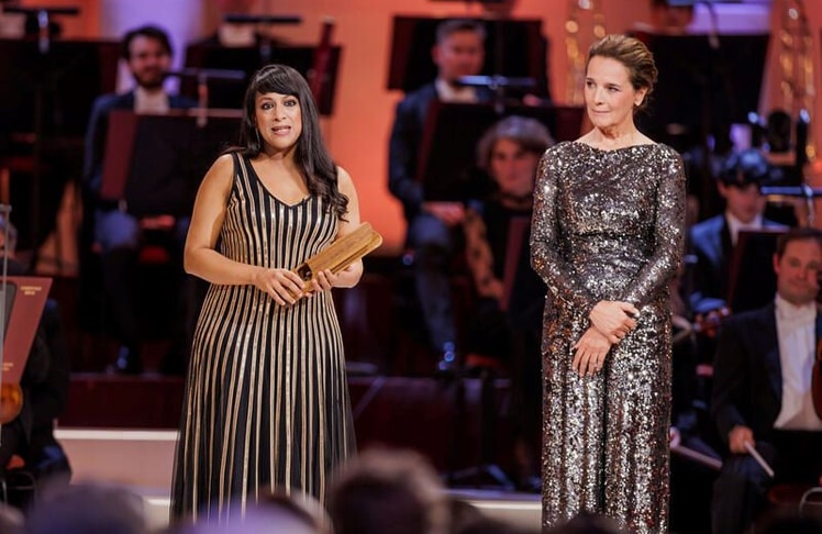 Pianistin Shani Diluka (l.), ausgezeichnet für den Videoclip "Renaissance", gemeinsam mit Moderatorin Désirée Nosbusch beim Opus Klassik 2026 in Berlin. 
