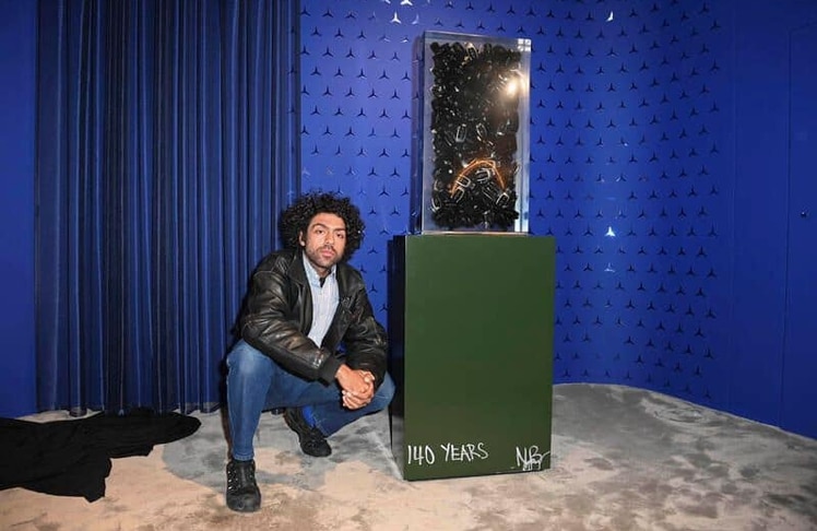 Noah Becker präsentiert sein Kunstwerk zum 140-jährigen Jubiläum von Mercedes-Benz im Mercedes-Benz Studio Odeonsplatz in München.