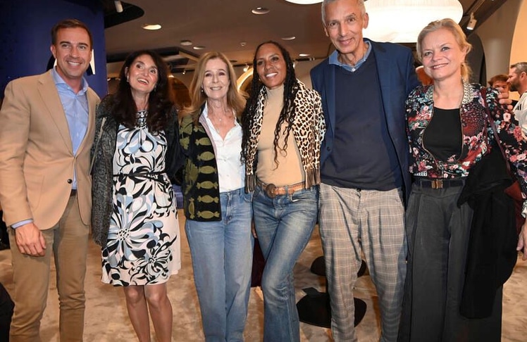 Gábor Tordai-Lejkó, Antonella Forte-Wolf, Andrea Schoeller und Barbara Becker mit weiteren Gästen beim Mercedes-Benz-Kunstabend in München.