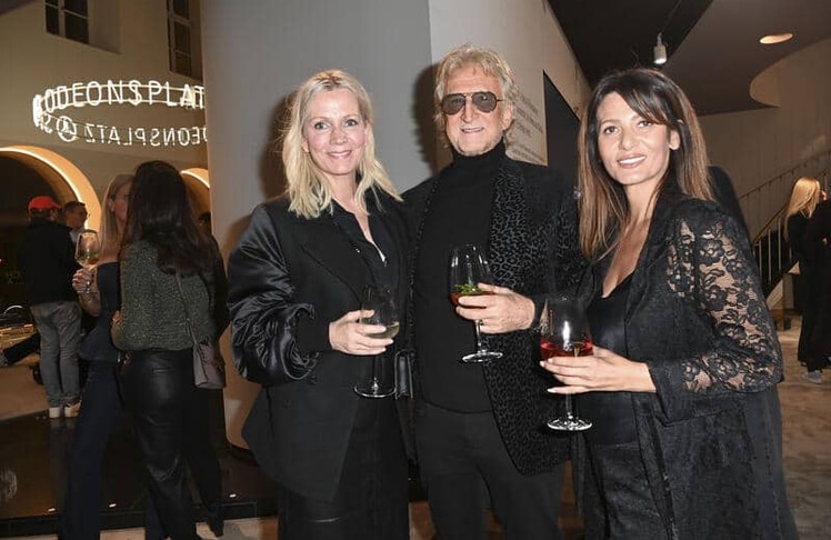 Nicole Umland, Willy Umland und Maria Serifova bei der Präsentation von Noah Beckers Kunstprojekt.