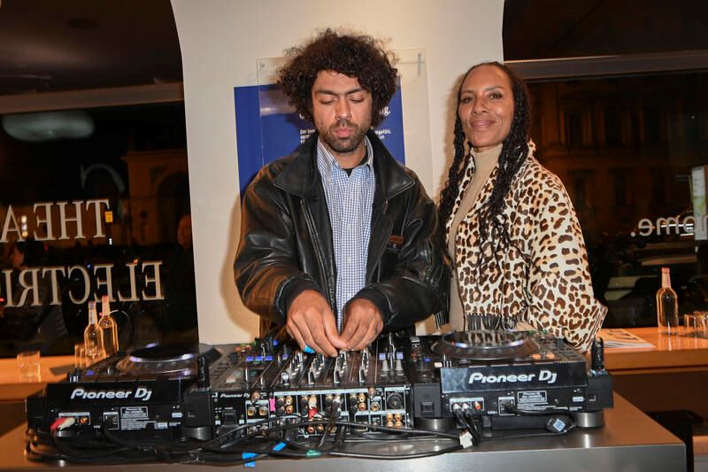 Noah Becker an den Turntables, seine Mutter Barbara Becker an seiner Seite. © Brauer Photos/S. Brauer