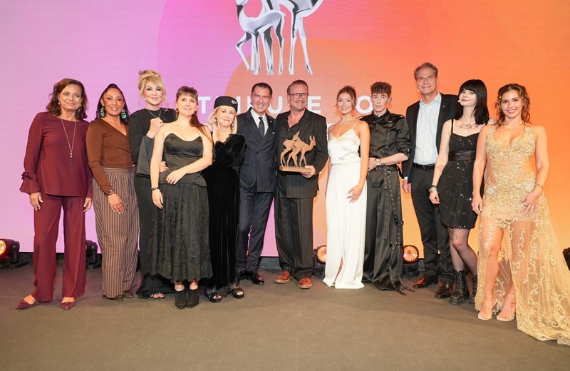 Andrea Laub, Jessica Wahls, Frauke Ludowig, Miriam Peters, Patricia Riekel, Philipp Welte, Sascha Roentgen-Schmitz, Feli Videozeugs, Kilian Kerner, Markus Seidel, Ely und Sarah Engels (Bild: Brauer Photos / J. Harrell)