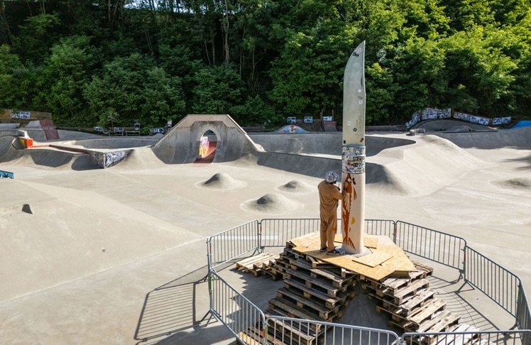 Der Versus Skatepark im französischen Saint-Jean-de-Maurienne mit der Installation von Jeremy Fish (Bild: Alban Pernet)
