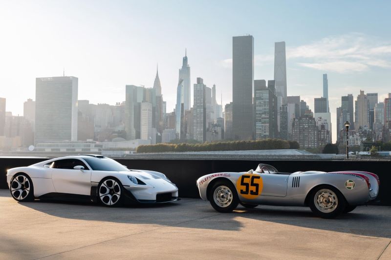 Zwei Generationen Porsche in New York: Der neue Mission S (links) neben dem historischen 550 Spyder, der zu den gestalterischen Vorbildern des Supersportwagen-Konzepts zählt. © Porsche AG