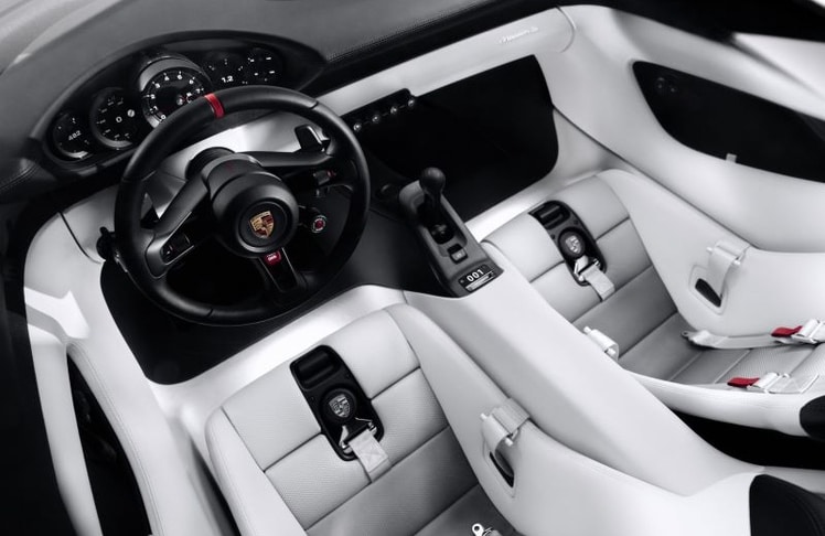 Porsche Mission S: Der Innenraum des Supersportwagen-Konzepts setzt auf klassische Rundinstrumente, ein sportliches Cockpit und physische Bedienelemente statt großer Displays.