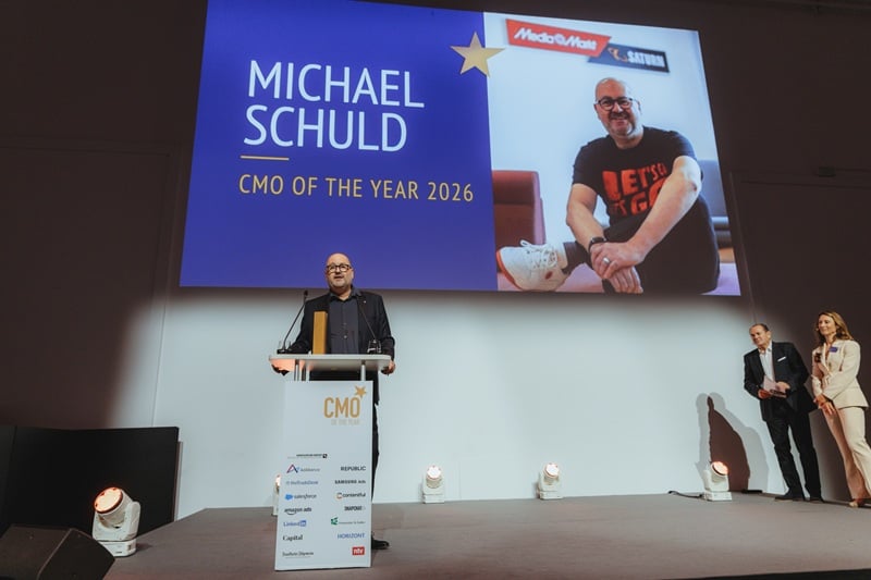 Michael Schuld auf der Bühne in München (Bild: Serviceplan Group)