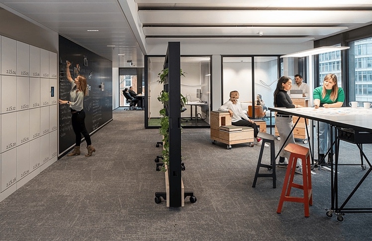 New Work und moderne Bürogestaltung: Flexible Arbeitsplätze, offene Kommunikationsbereiche und Raum für Zusammenarbeit prägen neue Bürokonzepte. Desksharing ermöglicht dabei eine bedarfsgerechte Nutzung der Büroflächen.