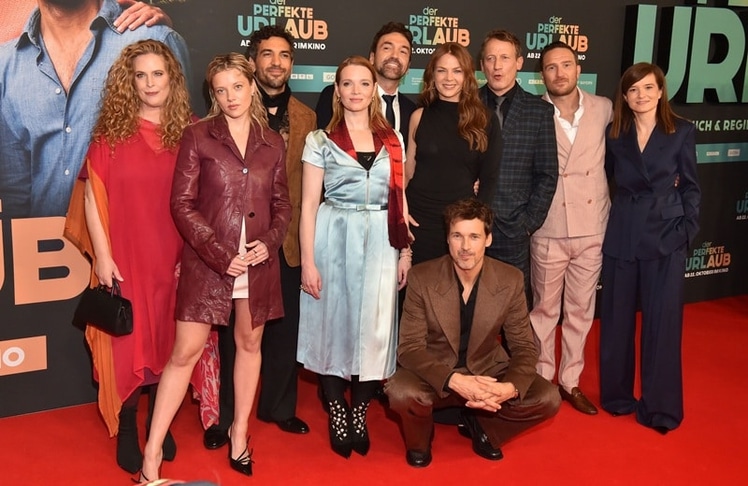 Der Kern hinter "Der Perfekte Urlaub":  Diana Amft, Jella Haase, Elyas M'Barek, Karoline Herfurth, Bora Dagtekin (Regie), Jessica Schwarz, Florian David Fitz, Wotan Wilke Moehring, Frederick Lau und Produzentin Lena Schömann am Montag, 19. Oktober 2026 in München. Weitere Eindrücke in der am Artikelende verlinkten Galerie!