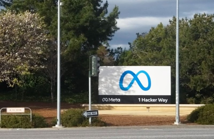 Meta-Logo am Firmensitz in Menlo Park: Wegen des Cambridge-Analytica-Skandals soll der Facebook-Konzern 25 Milliarden Dollar Strafe zahlen.