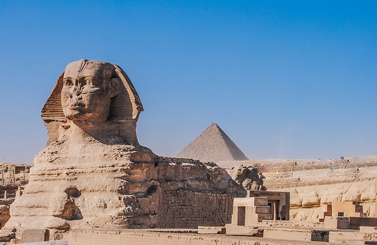 Ein ungestörter Blick auf einen Ort wie die Sphinx, den die meisten Reisenden mit zahlreichen anderen Menschen teilen müssen - das ist manchen ein kleines Vermögen wert. © Wiki-Commons, Hesham Ebaid