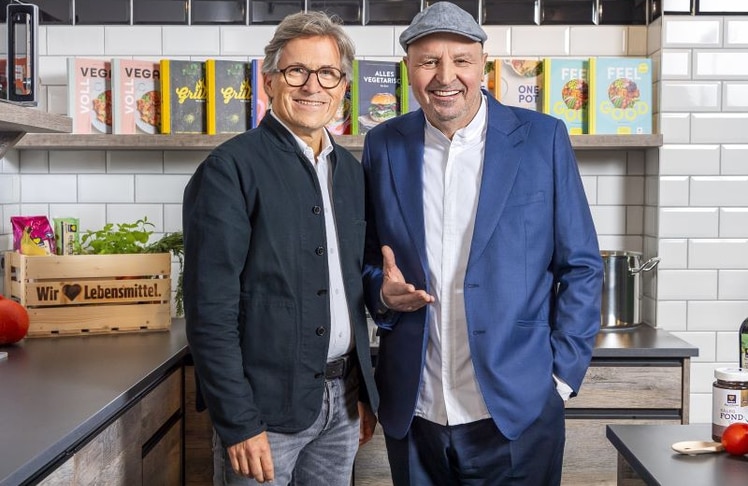 EDEKA-Vorstandsvorsitzender Markus Mosa (l.) und Spitzenkoch Johann Lafer präsentieren ihre Zusammenarbeit. Unter dem Namen "EDEKA Herzstücke Lafer Selection" startet eine neue Produktlinie mit elf Artikeln.