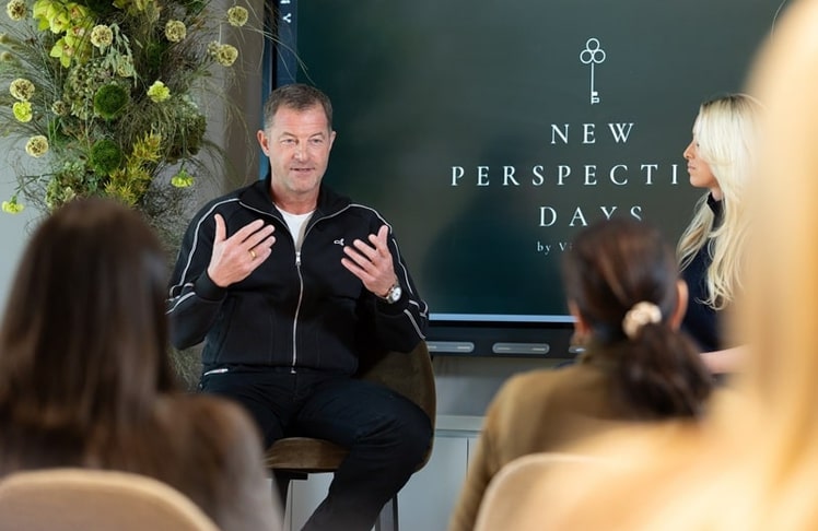 PUMA-CEO Arthur Höld bei den New Perspective Days 2026 im Lanserhof Sylt. Der ehemalige Adidas-Manager sprach über seinen Wechsel an die Spitze des Sportartikelherstellers PUMA, die Herausforderungen beruflicher Veränderungen und die Bedeutung persönlicher Begegnungen im Berufsleben. 