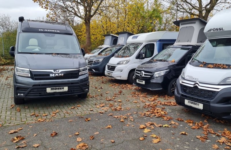 Wohnmobile auf einem Händlergelände: Sinkende Neuzulassungen und lange Standzeiten belasten den deutschen Caravaning-Markt.