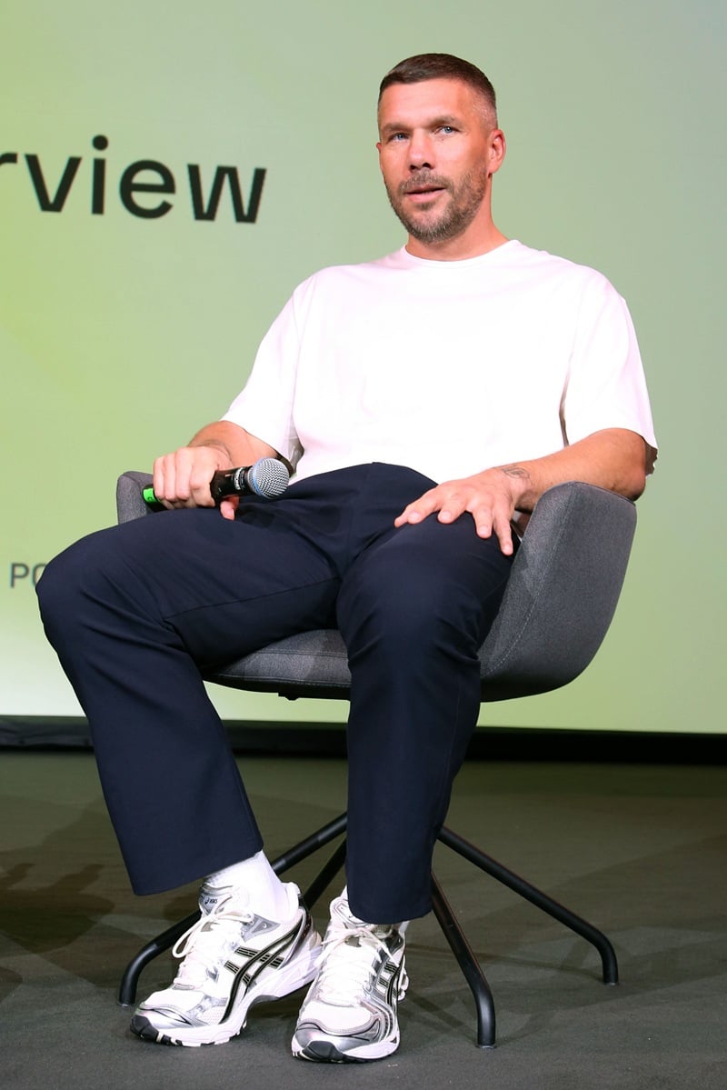 Lukas Podolsi auf der Bühne in Hamburg (Bild: Brauer Photos / H. Ross)