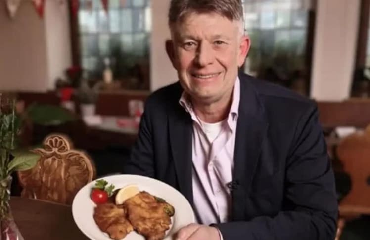 Hier noch ohne Gold:  Stefan Kastner, Wirt des Waldgasthof Buchenhain, mit dem Torjäger-Schnitzel zu Ehren von Bayern-Superstar Harry Kane