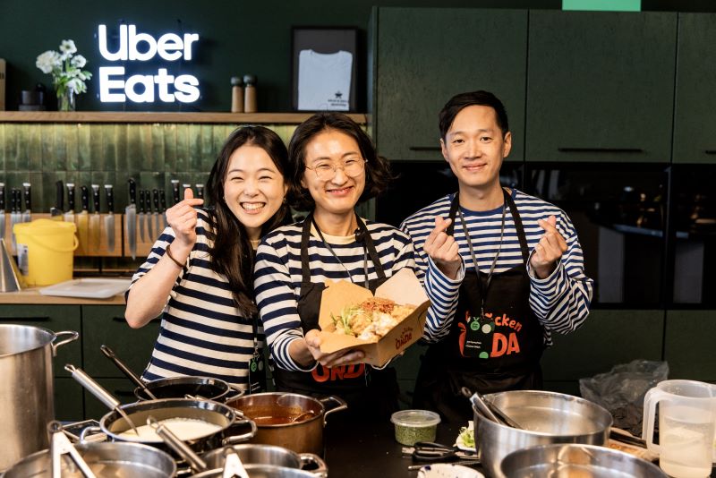 Das Team von Chicken ONDA aus Frankfurt am Main präsentiert sein Korean Fried Chicken. Mit der Spezialität überzeugte der Familienbetrieb bei den Uber Eats Awards 2026. © Uber Eats