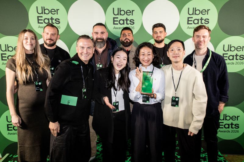 Die Finalrunde der Uber Eats Awards 2026: Vertreter der teilnehmenden Restaurants und der Jury bei der Preisverleihung. Chicken ONDA aus Frankfurt setzte sich gegen die Konkurrenz aus Hamburg, Essen und Schwerin durch. © Uber Eats