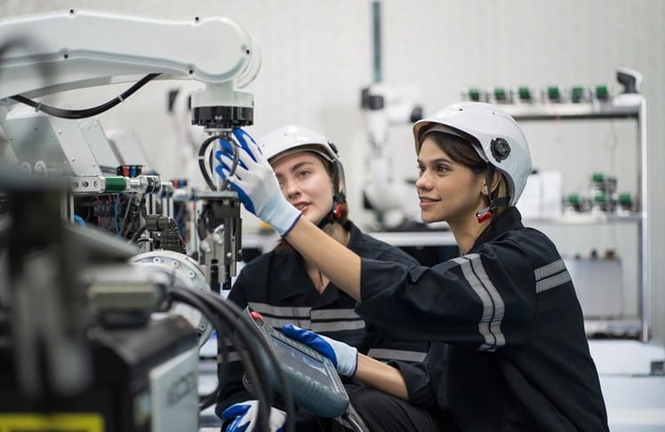 Starker Auftritt von Siemens: Sowohl das Hauptunternehmen als auch Siemens Energy und
Siemens Healthineers können sich im Arbeitgeber-Ranking von GEORG und den untersuchten KI-Modellen in den Top Ten platzieren