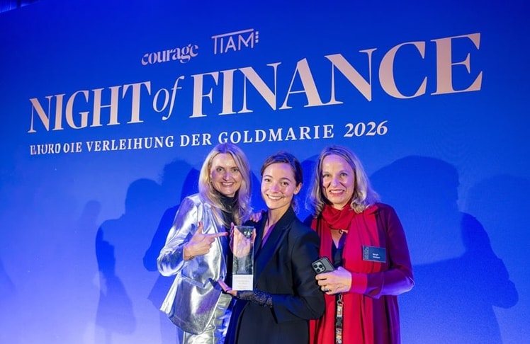 Isabell Grupp-Kofler (Jury), Preisträgerin Julie Lepique (femtasy) und Birgit Wetjen (Jury, Courage) bei der Verleihung der Goldmarie 2026 im Rahmen der Night of Finance in München (v. l. n. r.).
