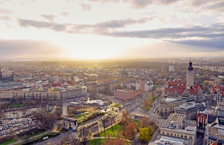Leipzig rückt als Standort für die Rüstungsindustrie in den Fokus. Die Stadt verzeichnet 17 Anfragen von Rüstungsunternehmen. Bis zu 700 neue Arbeitsplätze könnten entstehen.