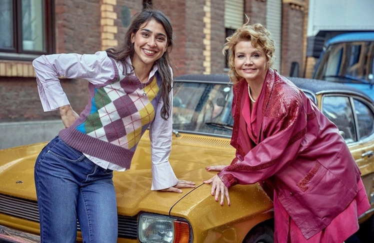 Der Film ‚Mimi und ich‘ basiert auf dem 2022 erschienenen autobiografischen Buch ‚Für euch‘ von Iris Sayram. © WDR/SWR/MadeFor Film/Frank Dicks