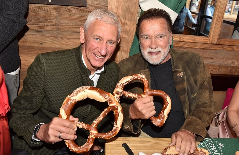 Ungewiss, ob Arnold Schwarzenegger als Österreicher oder US-Amerikaner in die internationale Besucherstatistik eingeht – in jedem Fall war er bereits Ende September zu Besuch bei Siegfried Able im Marstall Festzelt (Bild: Brauer Photos / G. Nitschke)
