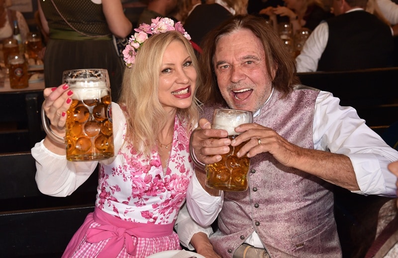 Schlagerlegende Jürgen Drews mit Ehefrau Ramona beim fünften „Kinderlachen Dirndl & Lederhosen Stammtisch“ in der Käfer Schänke (Bild: Brauer Photos / G. Nitschke)