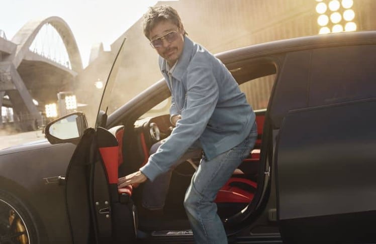 Brad Pitt steigt am Set der globalen Kampagne "Too Hard to Resist" aus dem neuen Mercedes-AMG GT 4-Türer.