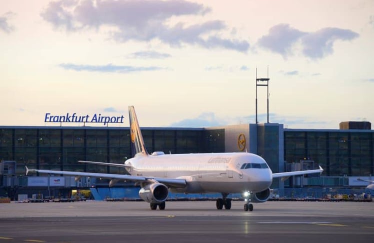 Eine Lufthansa-Maschine am Flughafen Frankfurt: Während sich die Ticketpreise seit 2010 nahezu verdoppelt haben, sind die Flugverbindungen an vielen deutschen Flughäfen zurückgegangen.