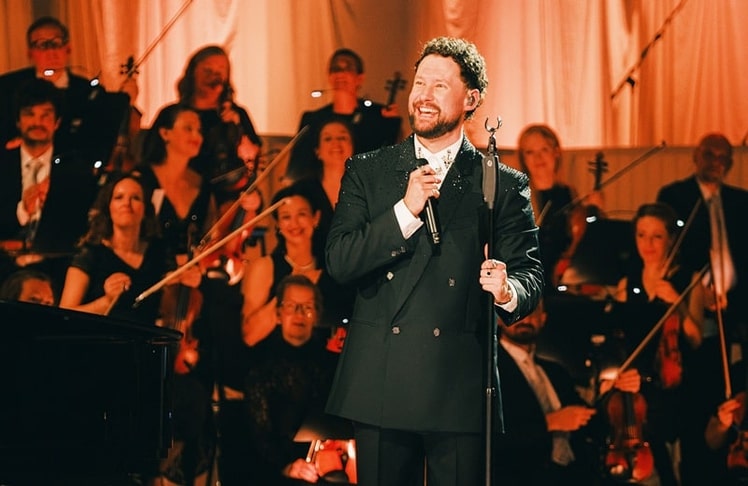 Calum Scott am Samstag, 03. Oktober 2026 auf der Channel-Aid-Bühne im Deutschen SchauSpielHaus in Hamburg (Bild: Elisa Hassert)