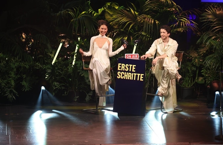 Die Moderatoren des Abends, Malaya Stern Takeda und Maximilian Mundt
