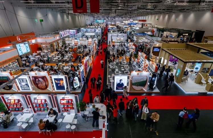 Die Frankfurter Buchmesse bringt Verlage, Autor:innen, Fachpublikum und Leser:innen aus aller Welt zusammen und setzt 2026 auf ein neues Hallenkonzept für Business und Festival.