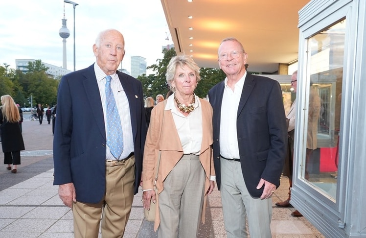 Theresia Scott zwischen Lothar und Bernd von Maltzahn