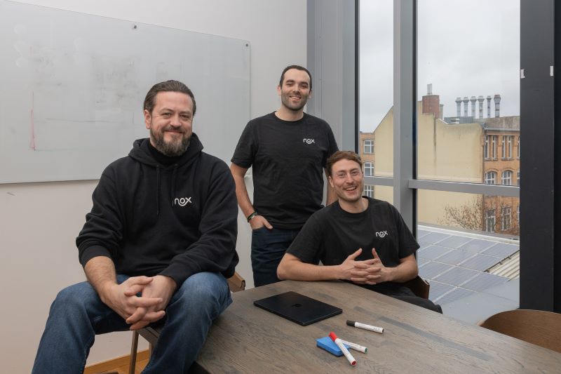 Das Gründerteam von Nox Mobility: Artur Hasselbach, Thibault Constant und Janek Smalla (v. l.). Das Berliner Start-up will ab 2027 mit privaten Nachtzug-Suiten in den deutschen Bahnmarkt einsteigen. © Nox Mobility