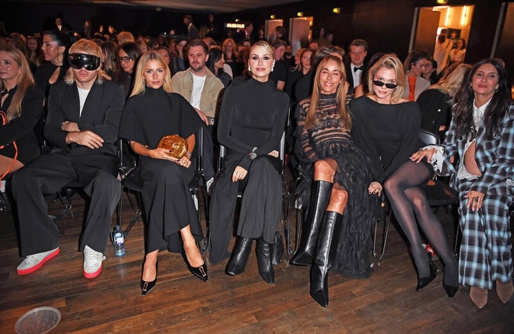 Staraufgebot in der Front Row: Ski Aggu, Caro Daur, Lena Gercke, Annemarie Carpendale, Valentina Pahde und Chryssanthi Kavazi (v. l.) nehmen bei der ABOUT YOU Fashion Show im Admiralspalast Platz. © BrauerPhotos/F. Seidel