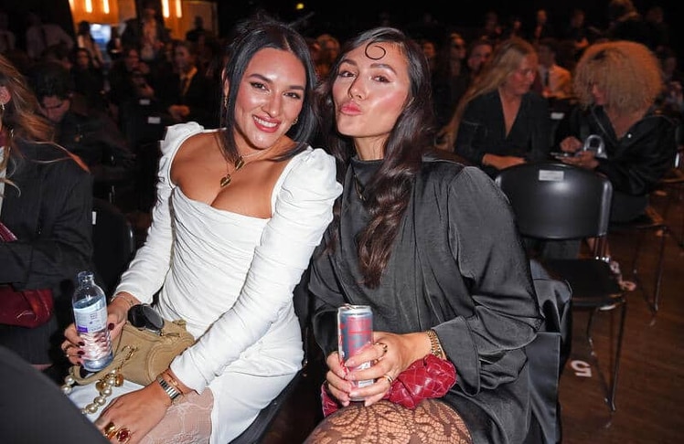 Schwestern-Duo bei der Fashion Show: Die Influencerinnen Anna Maria Damm und Katharina Damm (v. l.) verfolgen gemeinsam die ABOUT YOU Opera in Berlin. © BrauerPhotos/F. Seidel