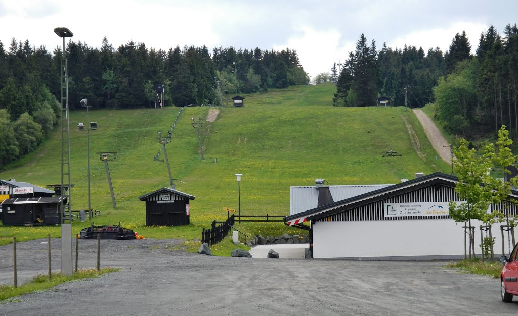 Der Sahnehang nahe Winterberg zeigt sich im Sommer als vielseitige Freizeitimmobilie mit Liftanlagen, Gastronomie und direkter Lage im Wandergebiet des Sauerlands. © qwesy qwesy/Panoramio