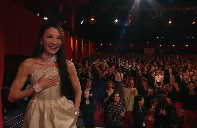 Das Berlinale-Publikum erhebt sich für Michelle Yeoh (Bild: Screenshot / youtube.com/@berlinale)
