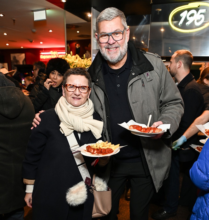 CineStar-Geschäftsführer Oliver Fock am Freitag, 13. Februar 2026 mit Christina Berg beim Berlinale-Currywurst-Empfang von Ziegler Film (Bild: Brauer Photos / O. Walterscheid) CineStar-Geschäftsführer Oliver Fock am Freitag, 13. Februar 2026 mit Christina Berg beim Berlinale-Currywurst-Empfang von Ziegler Film (Bild: Brauer Photos / O. Walterscheid)