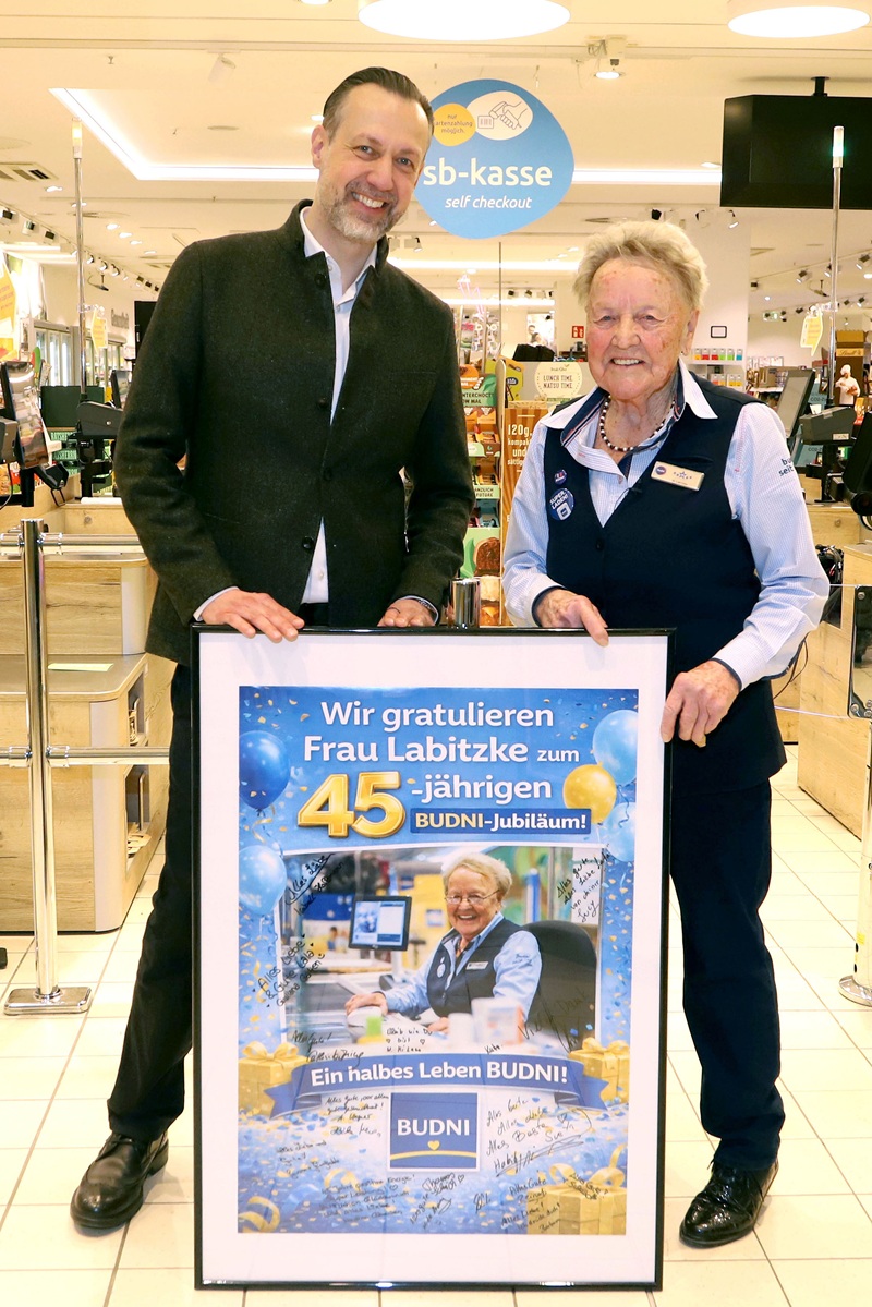 Budni-Geschäftsführer Christoph Wöhlke mit Hannelore Labitzke (BrauerPhotos / H. Ross)