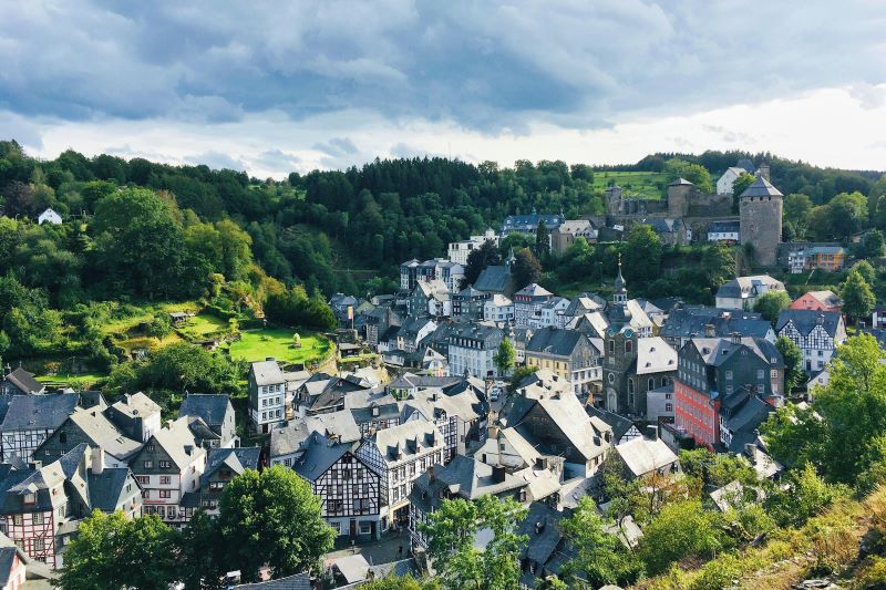 Blick auf Monschau in der Eifel: Die historische Altstadt mit Burganlage zählt zu den besonders gefragten Standorten für den Ruhestand in Deutschland. © Bells Mayer/Unsplash