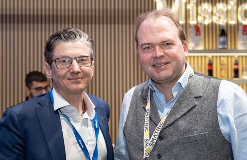 Martin Wagner mit Smatrics-Geschäftsführer Hauke Hinrichs (Bild: Leadersnet / A. Rieck)