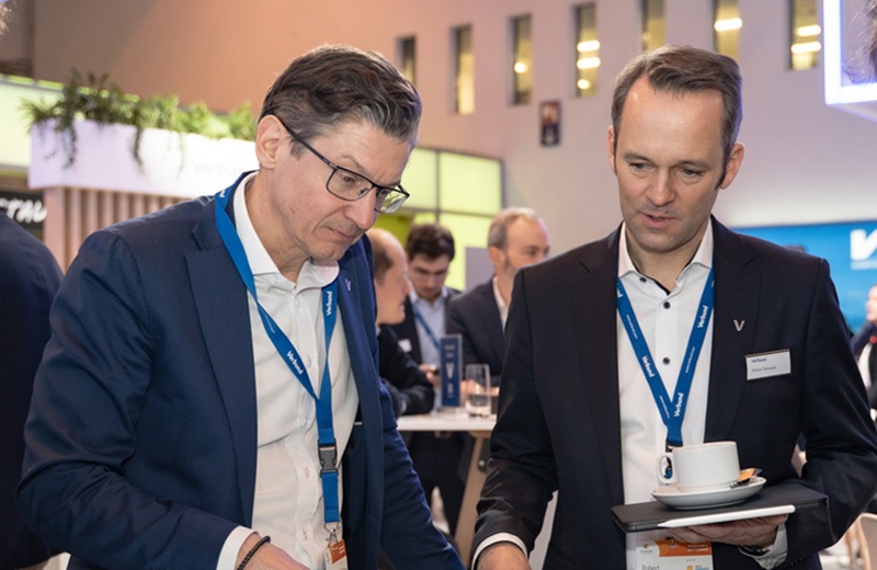 Die Verbund Energy4Business-Geschäftsführer Martin Wagner und Robert Slovacek am Messestand (Bild: Leadersnet / A. Rieck)