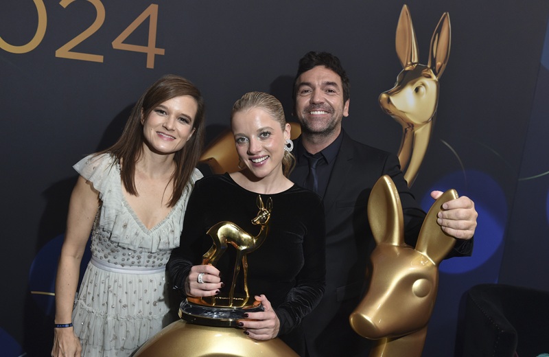 Bora Dagtekin mit Lena Schömann und Jella Haase bei der Bambi-Verleihung 2024 (Bild: Brauer Photos / G. Nitschke)