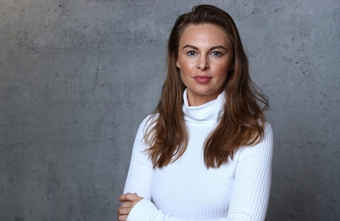 Neues Buch: Mary Abdelaziz-Ditzow blickt "Behind the News"