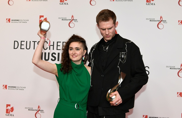 Die Nachwuchs-Preisträger Lauren Siess (Ernste Musik) und Dominik Hartz (Unterhaltung)