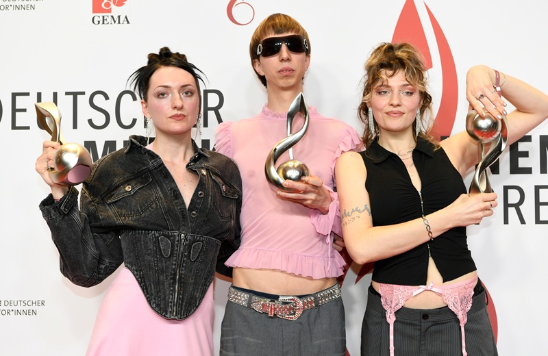 Blond (Nina Kummer, Lotta Kummer, Johann Bonitz) haben die Singer-Songwriter-Kategorie für sich entschieden (Bild: Brauer Photos / J. Harrell)