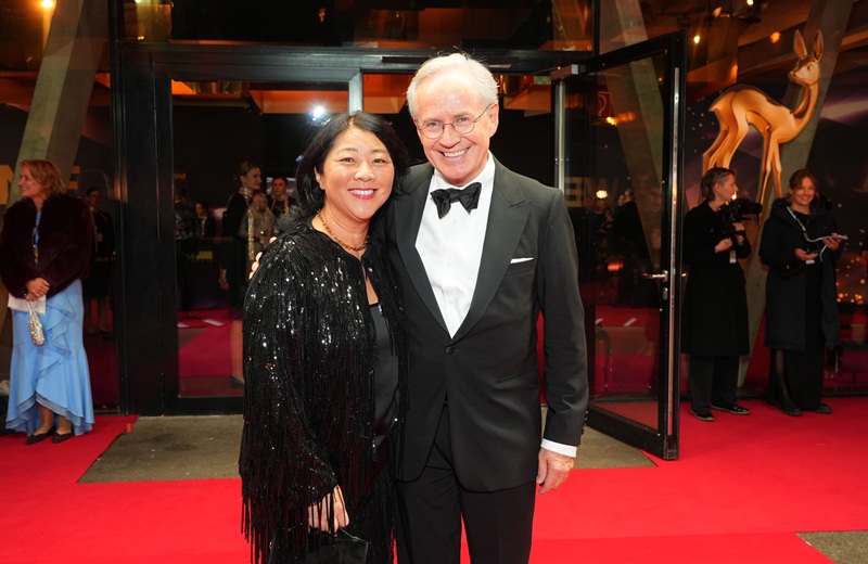 Yoko Higuchi-Zitzmann und Begleitung bei der Bambi-Verleihung in der Bavaria Filmstadt in München am 13. November 2025 (Bild: Brauer Photos / J. Harrell)